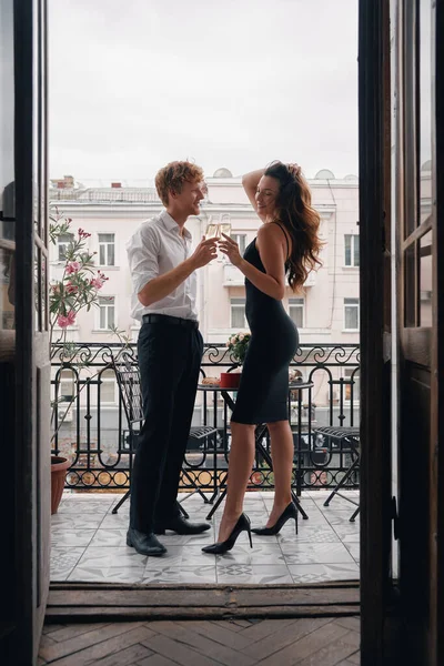 Schönes Junges Paar Umarmt Sich Und Stößt Mit Champagner Während — Stockfoto
