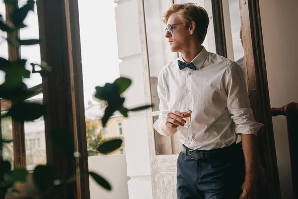 Handsome Man Shirt Bowtie Holding Flute Champagne While Leaning Balcony — Stock Photo, Image