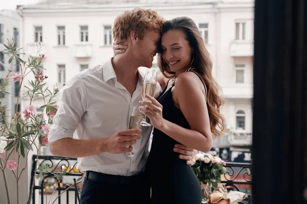 Beau Couple Bien Habillé Embrassant Tout Dégustant Champagne Sur Balcon — Photo
