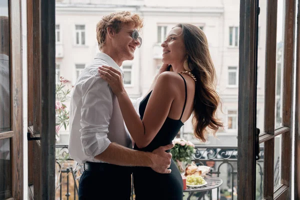 Feliz Joven Pareja Formalwear Abrazando Mientras Pie Balcón Juntos — Foto de Stock