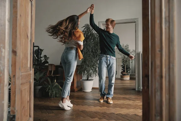 Gyönyörű Fiatal Pár Teljes Hossza Táncol Mosolyog Otthon Együtt — Stock Fotó