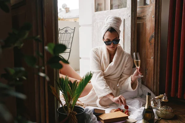 Hermosa Joven Albornoz Disfrutando Comida Bebida Mientras Relaja Balcón —  Fotos de Stock