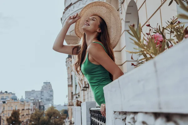 Glad Ung Kvinna Justera Sin Eleganta Hatt Och Hålla Ögonen — Stockfoto