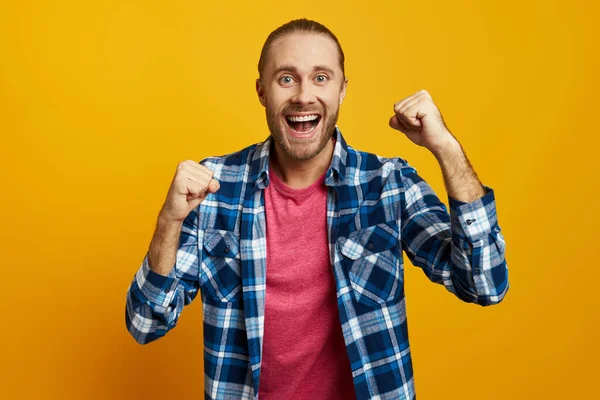 Happy Young Man Gesturing While Standing Yellow Background — Stock Photo, Image