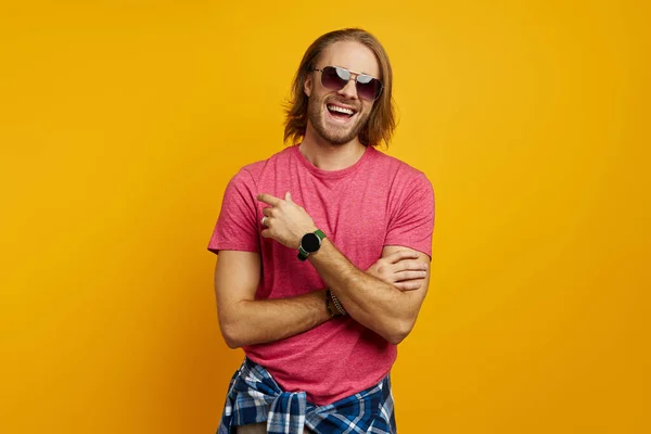 Bello Giovane Uomo Che Indica Lontano Sorridente Mentre Piedi Contro — Foto Stock