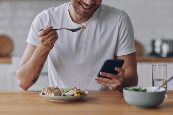 Gros Plan Homme Profitant Déjeuner Utilisant Téléphone Intelligent Tout Étant — Photo
