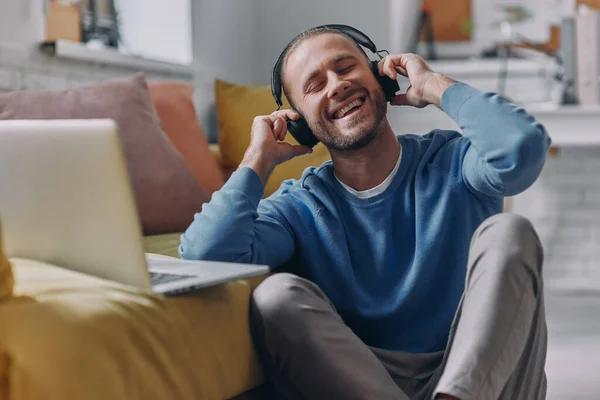 Hombre Relajado Auriculares Disfrutando Música Mientras Está Sentado Suelo Casa — Foto de Stock