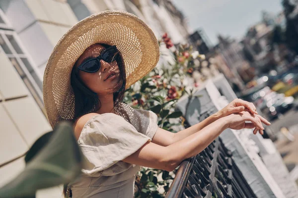 バルコニーでリラックスエレガントな帽子の美しい若い女性 — ストック写真