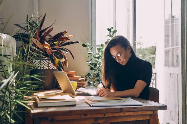 Concentrated Young Woman Sitting Table Making Notes While Working Home — Stock Photo, Image