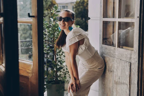 Модна Молода Жінка Посміхається Спираючись Балконні Двері — стокове фото