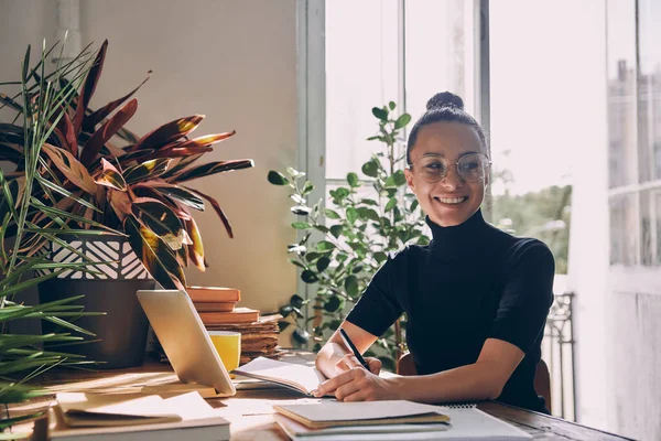 Jolie Jeune Femme Prenant Des Notes Souriant Tout Étant Assis — Photo