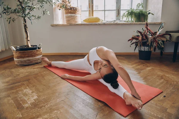 Bella Giovane Donna Che Esercizi Stretching Durante Pratica Casa — Foto Stock