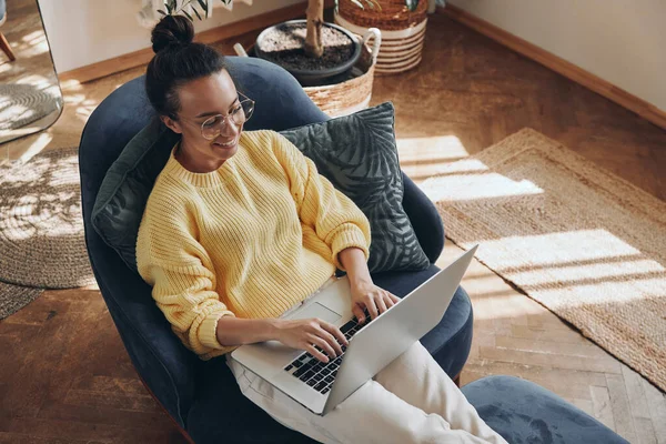 Top View Happy Young Woman Using Laptop While Sitting Comfortable — Stock Photo, Image