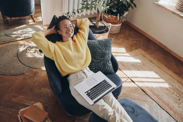 Vista Superior Mujer Joven Feliz Usando Ordenador Portátil Mientras Está — Foto de Stock