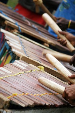Afrika geleneksel müzik aletleri balafons oynayanlar
