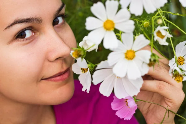 Fille odeur fleurs — Photo