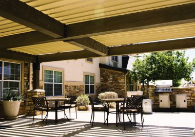 tablolar ile kaplı otel patio
