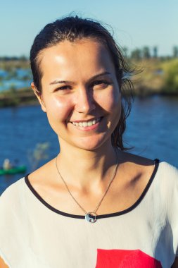Gülümseyen genç kadın