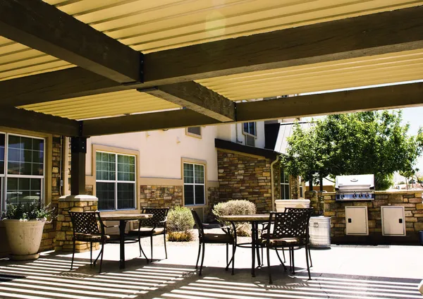 Overdekte hotel patio met tabellen — Stockfoto