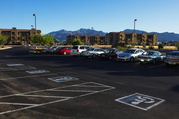 Lugares de estacionamiento para discapacitados no ocupados en el estacionamiento del hotel — Foto de Stock