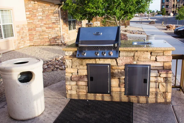 Barbeque and trash can — Stock Photo, Image