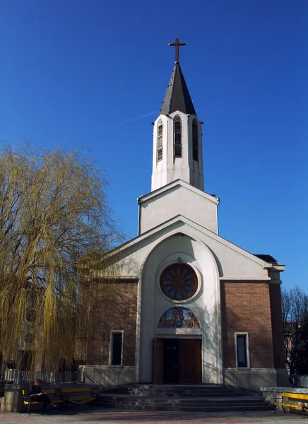 Väntar massa framför kyrkan — Stockfoto