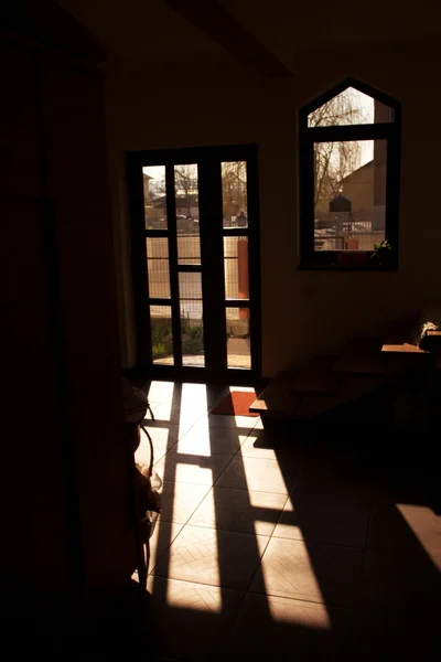 Luz dramática dentro de casa — Fotografia de Stock