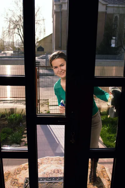 Gospodyni patrząc przez szklane drzwi — Zdjęcie stockowe