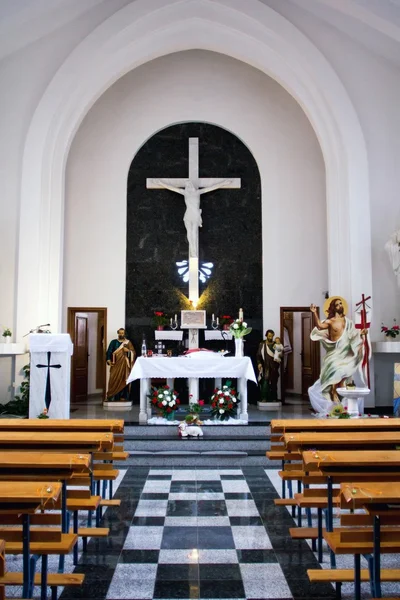 Католицька Церква вівтаря і лавки — стокове фото