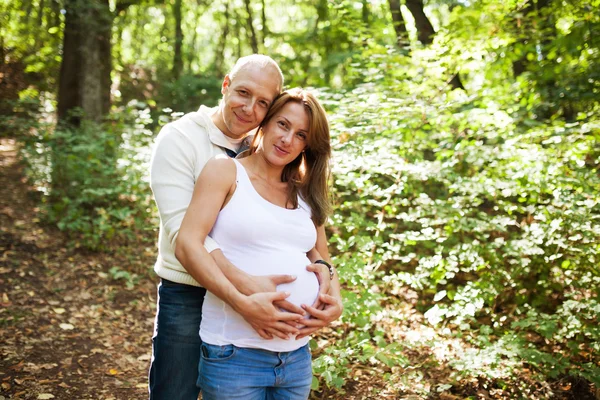 Giovane e sorridente coppia — Foto Stock