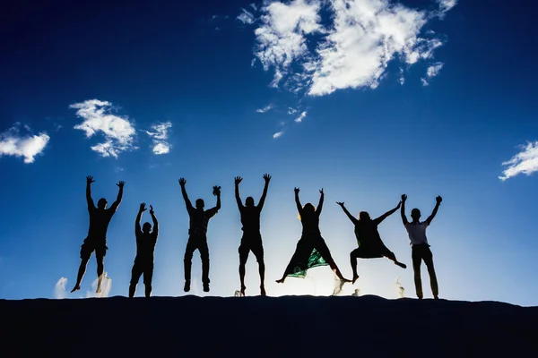 Enthousiaste mensen springen — Stockfoto