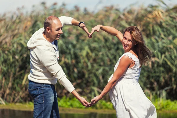 No amor e no casal feliz — Fotografia de Stock