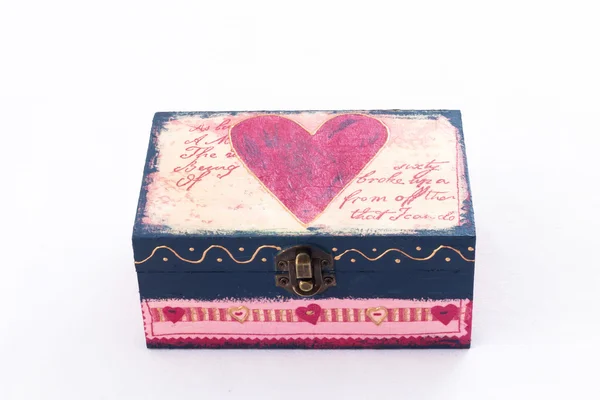 Caixa de madeira com coração rosa pintado — Fotografia de Stock