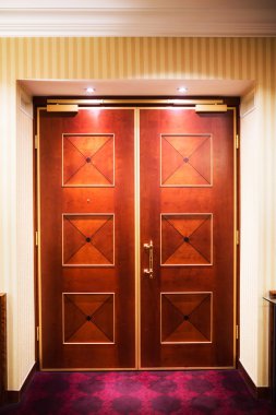 kapalı ahşap kapılar