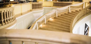 Otelde mermer merdiven