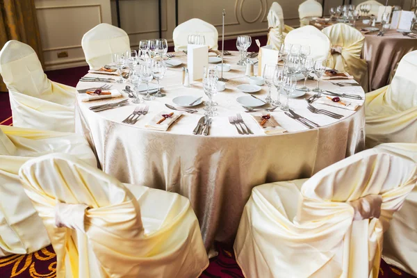 Mesa de boda interior con decoración beige — Foto de Stock