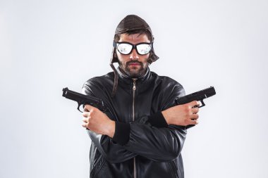iki silah elinde tutan ciddi adam