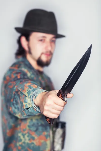 Cuchillo en la mano de un cazador — Foto de Stock