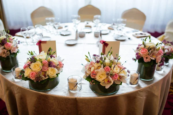 Bröllops bord med blommor arrangemang Royaltyfria Stockbilder