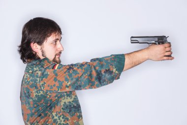Adamın kafasına bir silah işaret