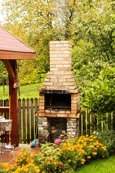 bir bahçede yerleştirilen tuğla ızgara