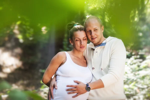 Husband hugging pregnant wife — Stock Photo, Image