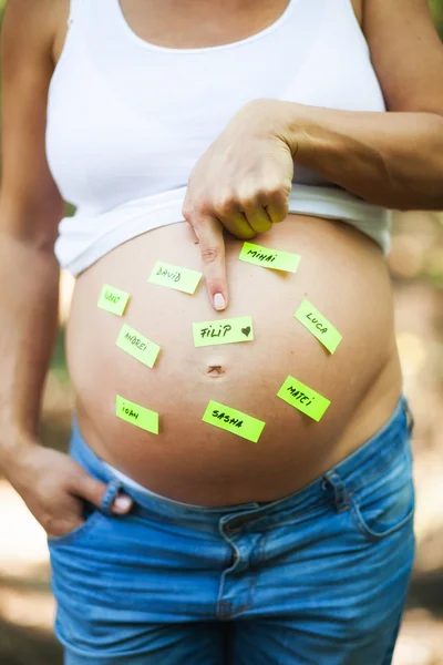 Futura mãe está escolhendo um nome para seu bebê — Fotografia de Stock