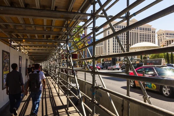 People walking by the landmarks of Las Vegas — Stock Photo, Image