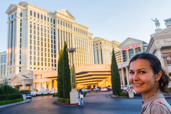 Happy European tourist in front of Caesar's Palace Hotel — Stock Photo, Image