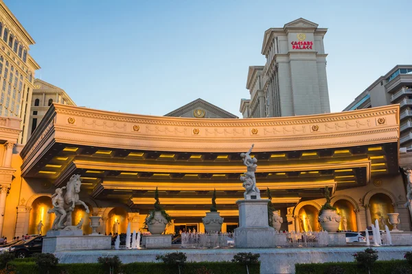 Statues and fountains at the entrance of Caesar's Palace Hotel — Stock Photo, Image