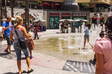 hollywood ve highland Merkezi'nde eğleniyor