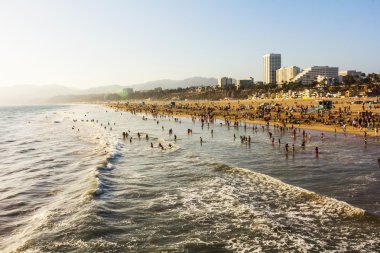 kalabalık santa monica plaj gün batımında