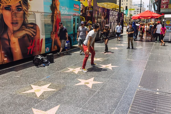 Turisták sétálnak a Hollywood Walk of Fame — Stock Fotó