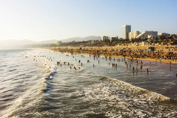 Trångt santa monica beach vid solnedgången — Stockfoto